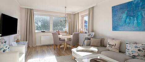 Télévision, cheminée, table de tennis de table