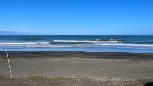 Una playa con cielo despejado y olas del océano.