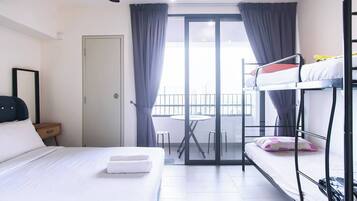 Dupleks Deluks, balkon, pemandangan kota | Setrika/meja setrika dan Wi-Fi gratis