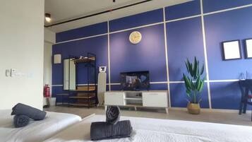 Studio dành cho gia đình, quang cảnh thành phố | Khu phòng khách | TV màn hình phẳng