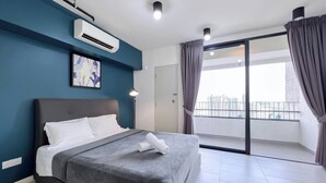 Ein modernes Schlafzimmer mit einem großen Bett, einer Klimaanlage und Blick auf eine Stadtlandschaft vom Balkon aus.