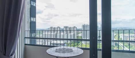 Deluxe maisonnette, balkon, uitzicht op de stad | Terras