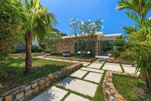A modern house with a stone pathway, palm trees, and a well-maintained garden. - Turquoise Villa 2 GYM and KIDS ROOM (Koh Samui)
