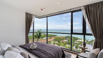 Apartment, 1 Bedroom, Accessible, Smoking | Living room