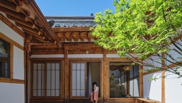Ein traditionelles japanisches Gebäude mit Holzbalken, Tatami-Mattenböden und Schiebetüren.