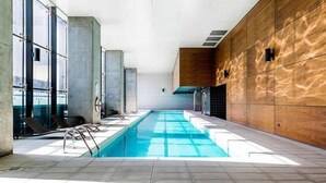 Indoor pool - Spacious Southern Cross Stay, Cozy & Central Home (Melbourne)
