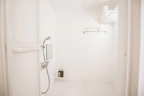 Bathroom - TokyoPan B&B (Tokyo)