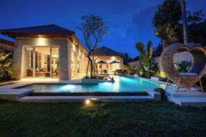 A modern house with a swimming pool, a covered outdoor area, and a distinctive heart-shaped sculpture. - Villa Anahata by BaliSuperHost (Bali)