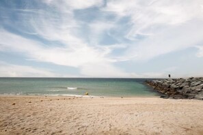 Beach - Elite LUX Holiday Homes - 1BHK Beachside Retreat at Port De La Mer, Dubai (Dubai)