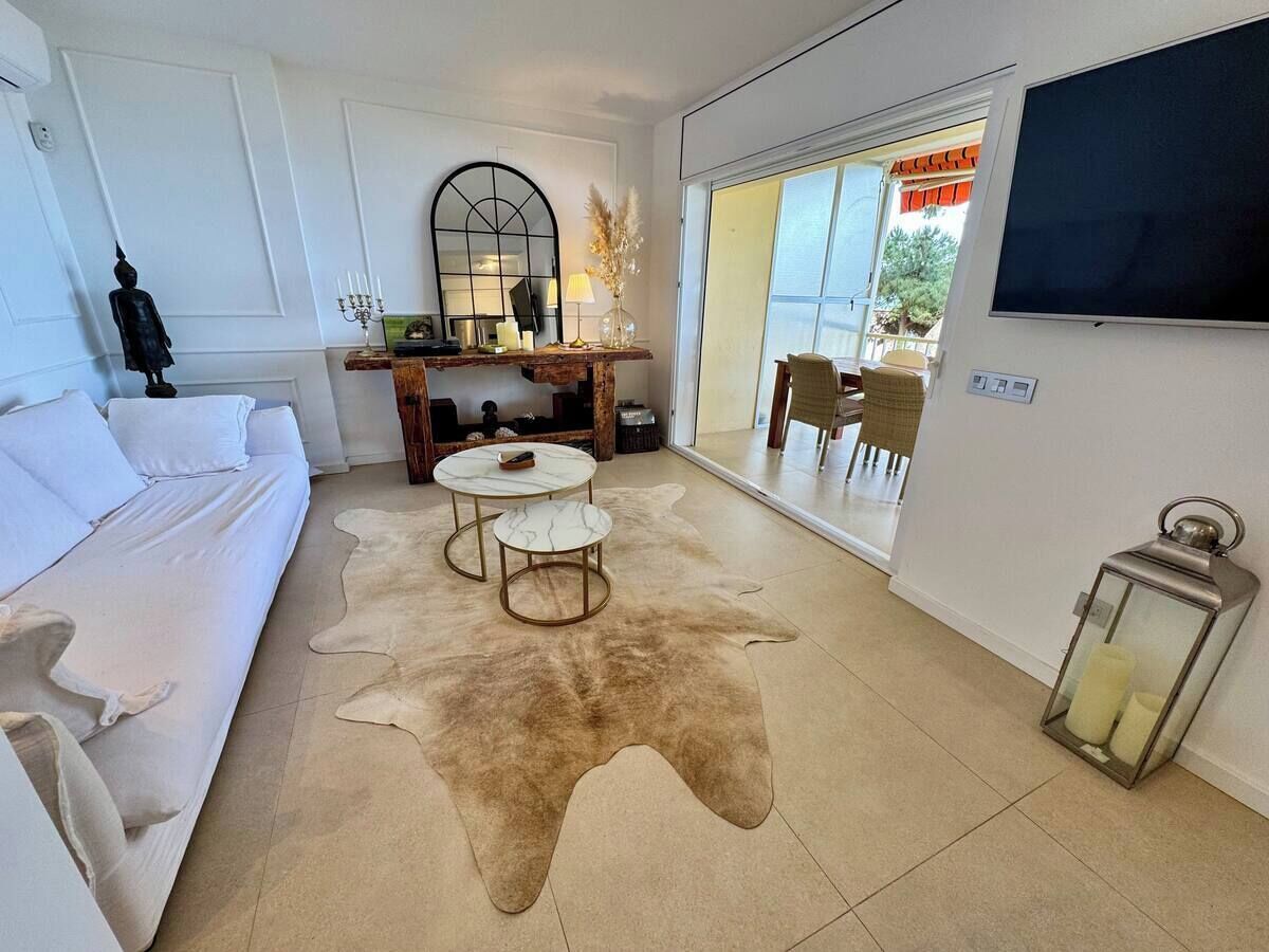 Smart-tv, boeken, een muziekbibliotheek en een stereo