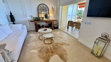 Smart-tv, boeken, een muziekbibliotheek en een stereo