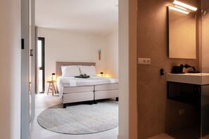 2 habitaciones, tabla de planchar con plancha y cuna de viaje 