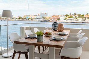 Outdoor dining - Luxury apartment with terrace and views of Queen Emmabrug and Handelskade. (Willemstad)