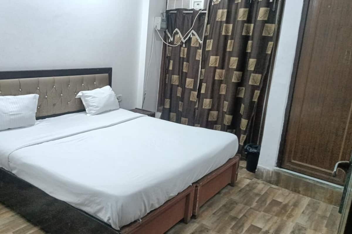 Habitación Deluxe doble | Baño | Artículos de higiene personal gratuitos, toallas y jabón