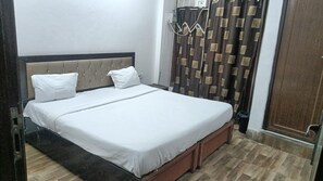 Habitación Deluxe doble | Baño | Artículos de higiene personal gratuitos, toallas y jabón