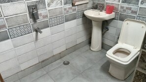 Habitación Deluxe doble | Baño | Artículos de higiene personal gratuitos, toallas y jabón