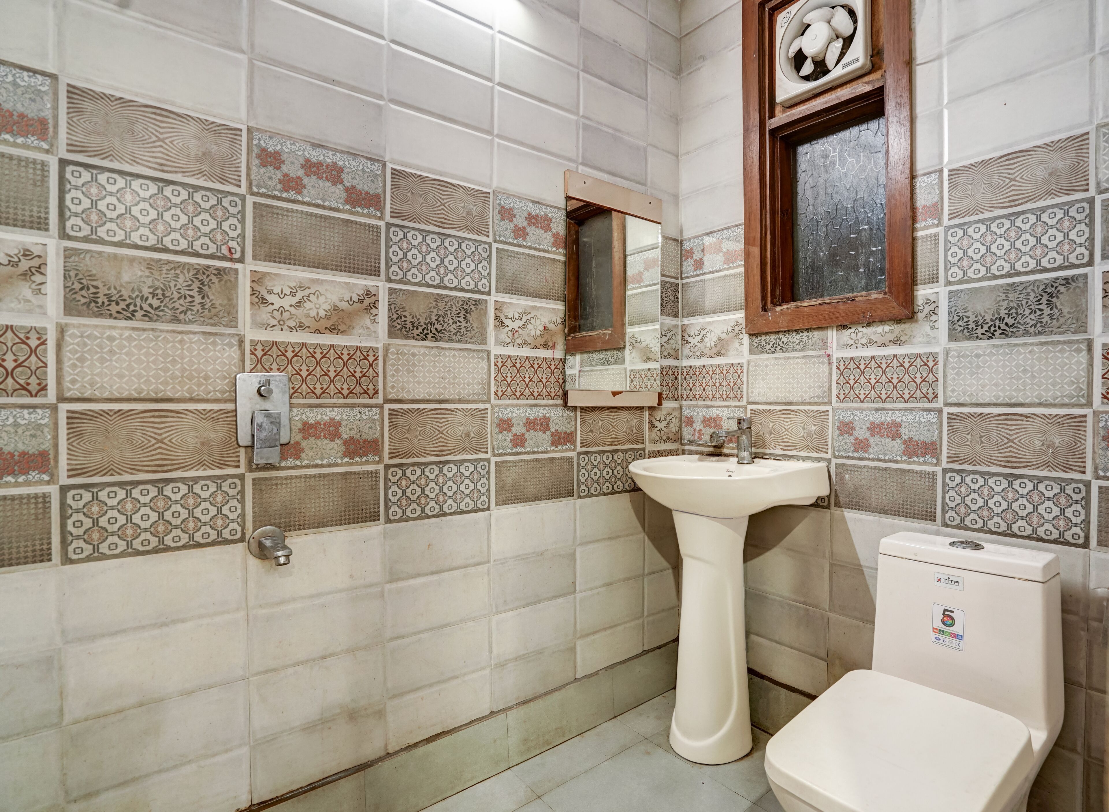 Deluxe Double Room | Bathroom | Shower, free toiletries, towels, soap