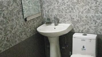 Phòng đôi Deluxe | Phòng tắm | Đồ dùng nhà tắm miễn phí, khăn tắm, xà phòng, giấy vệ sinh