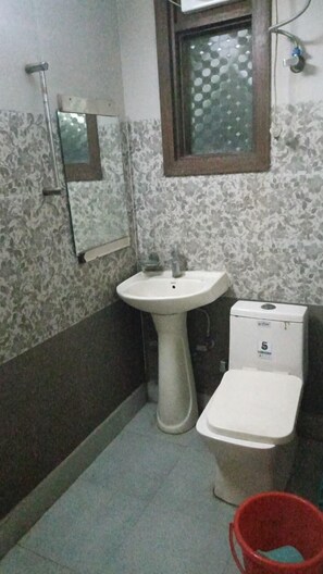 Habitación Deluxe doble | Baño | Artículos de higiene personal gratuitos, toallas y jabón