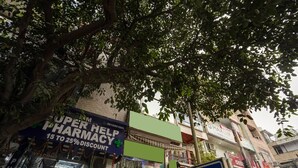 A street view with a pharmacy sign advertising a 15 to 25% discount. - SKY Inn by Twamev (New Delhi)