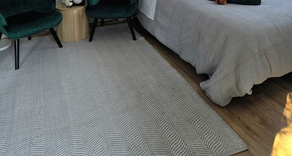 Private One-Bedroom Studio with Ensuite & Kitchenette – Near Hospital