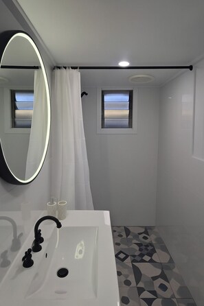 Dusche, Handtücher, Seife, Toilettenpapier