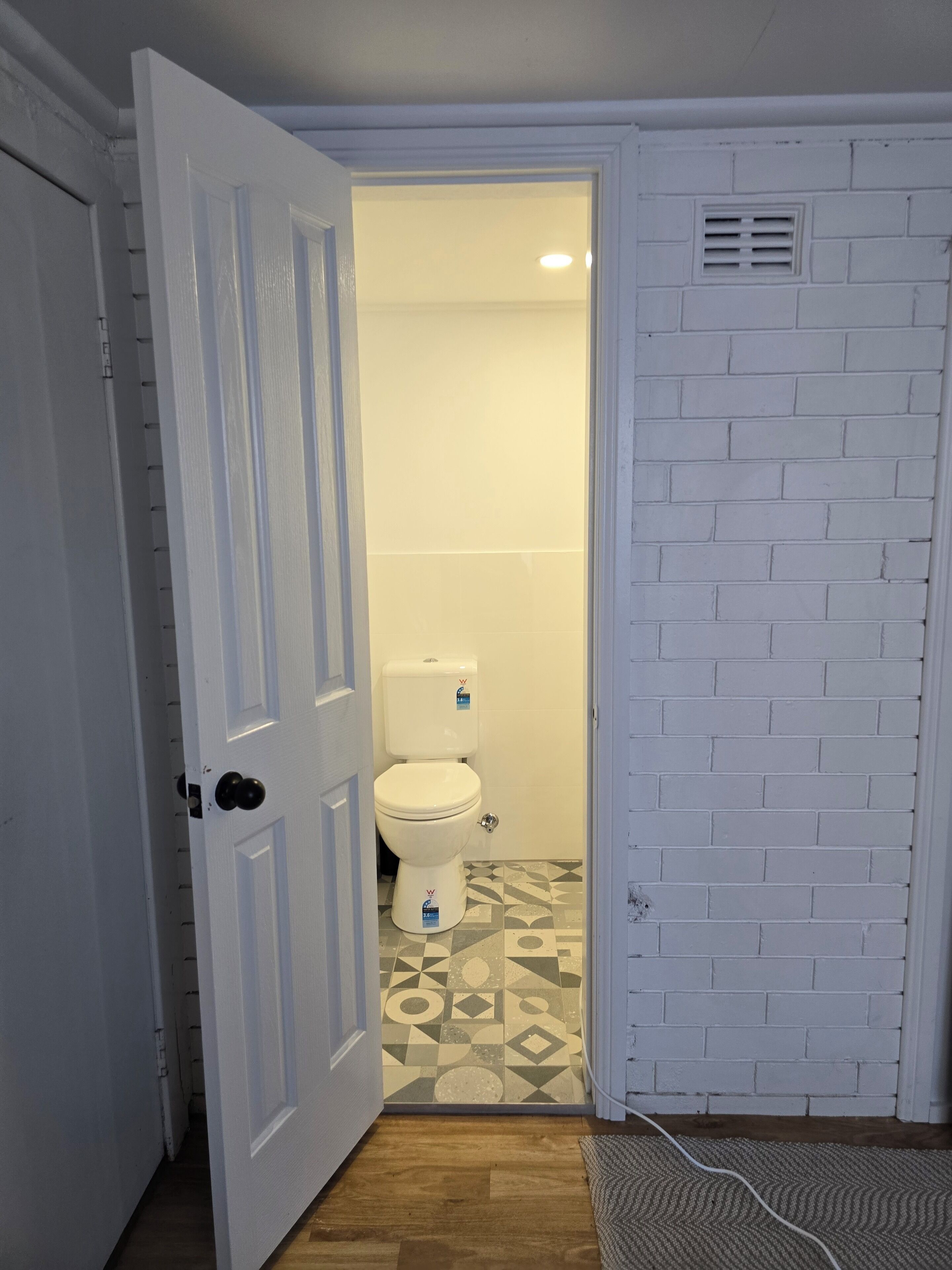 تجهيزات دش، مناشف، صابون، ورق حمّام