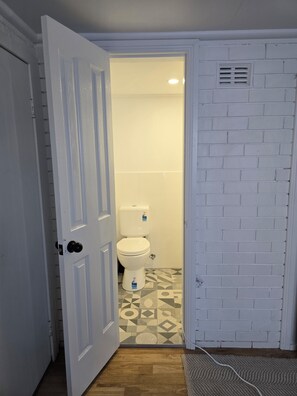 تجهيزات دش، مناشف، صابون، ورق حمّام