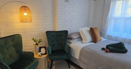 Private One-Bedroom Studio with Ensuite & Kitchenette – Near Hospital