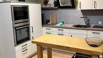 Een koelkast, een microgolfoven, een oven, een kookplaat