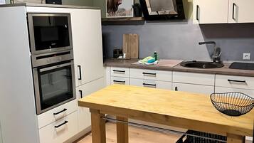Een koelkast, een magnetron, een oven, een kookplaat