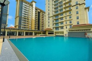 Outdoor pool - Cozy City, Large studio stay for couple or family , Riverine Diamond (Kuching)