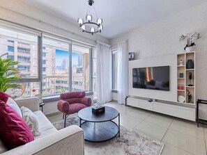 Leilighet – premium, 1 soverom, bassengutsikt | Oppholdsrom | En 55-tommers smart-TV med kabel-kanaler