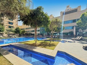 Outdoor pool, pool umbrellas, sun loungers - bnbme - 29 Boulevard Tower 1 - 1 BDR (Dubai)