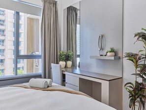 Leilighet – premium, 1 soverom, bassengutsikt | Sengetøy av topp kvalitet, safe på rommet og skrivebord