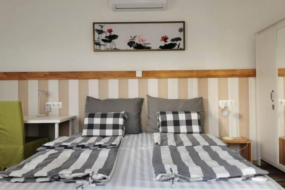 Cribs/infant beds