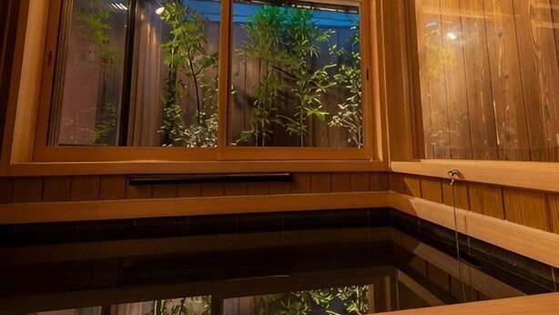 A wooden-framed window with a view of greenery outside. - Kyoran Seigatei (Kyoto)