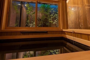 Ventana con marco de madera y vista a la vegetación.