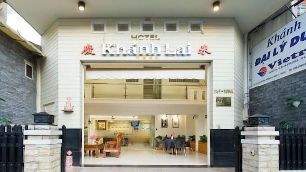 L’entrée de l’hôtel Khánh Lai, avec un espace de réception visible à l’intérieur.