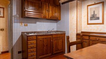 Refrigerador, parrilla de estufa y utensilios de cocina