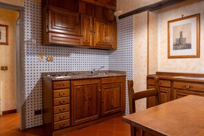 Refrigerador, parrilla de estufa y utensilios de cocina