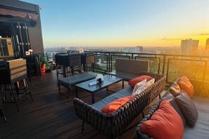 Outdoor dining - Cozy 1 Studio - The Residences BGC Taguig (Taguig)
