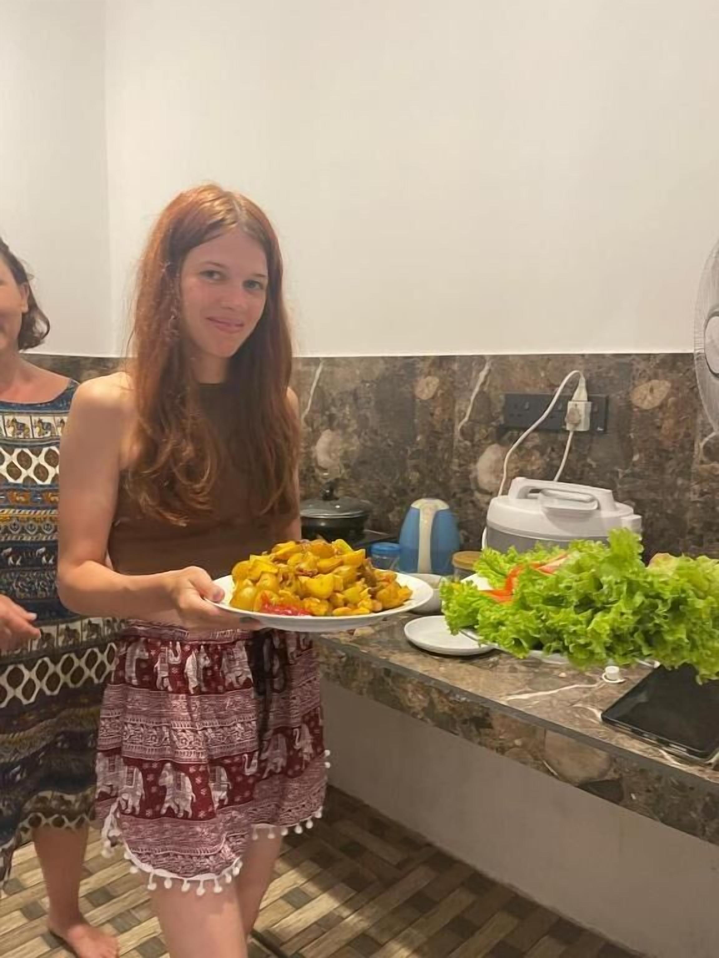 Plaque de cuisson, batterie de cuisine, vaisselle et ustensiles