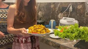 Plaque de cuisson, batterie de cuisine, vaisselle et ustensiles