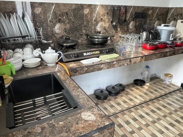 A kitchen with a granite countertop, a Black+Ford stove, and various kitchenware. - Royal Palace Mirissa (Mirissa)