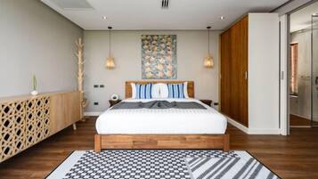 Un dormitorio moderno con una cama de madera, un tapete estampado y un adorno en la pared.