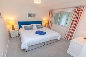Room - Apt 16, Seaviews, Slps 5 Indoor Heated Pool (Croyde)