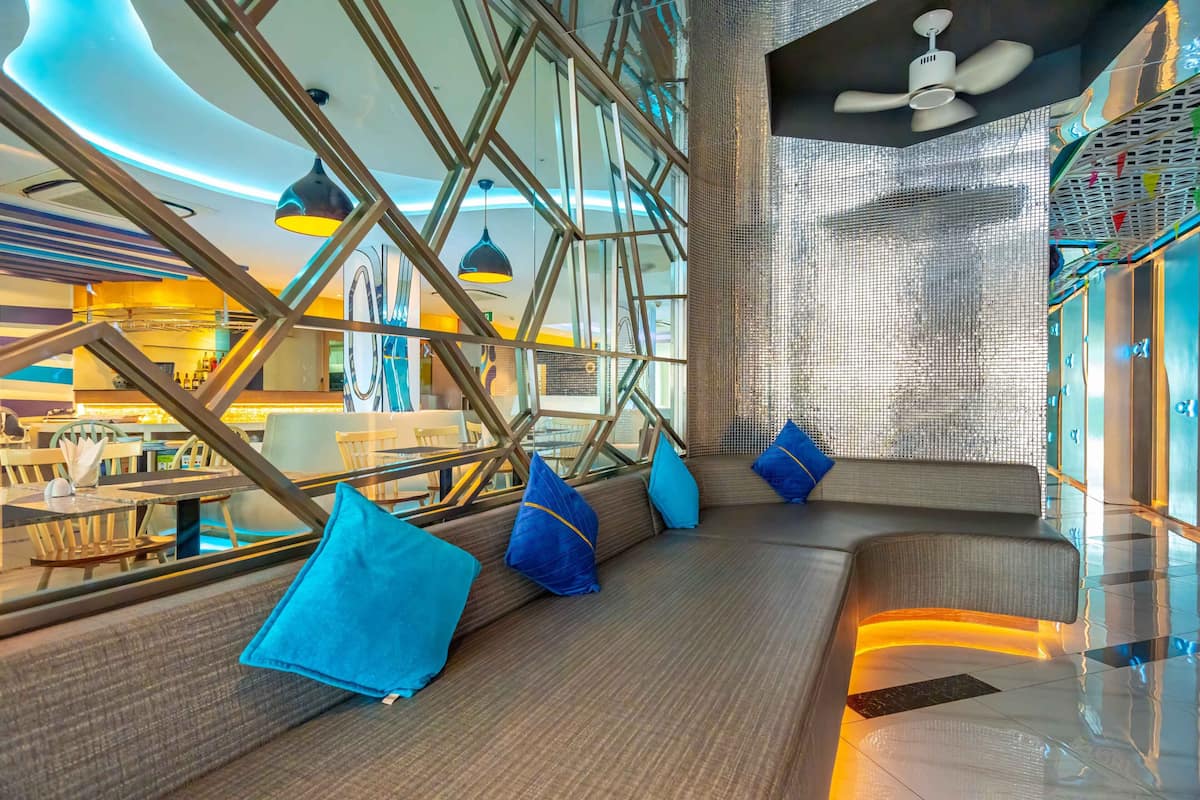 Een modern interieur met een zithoek, een plafondventilator en uitzicht op de eetruimte.