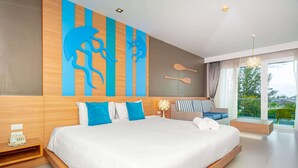 Een moderne hotelkamer met een groot bed, een houten hoofdbord, een telefoon aan de muur en uitzicht op de omgeving.