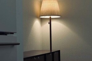 Eine Lampe mit einer gerippten Lampenschirm an einer Wand.
